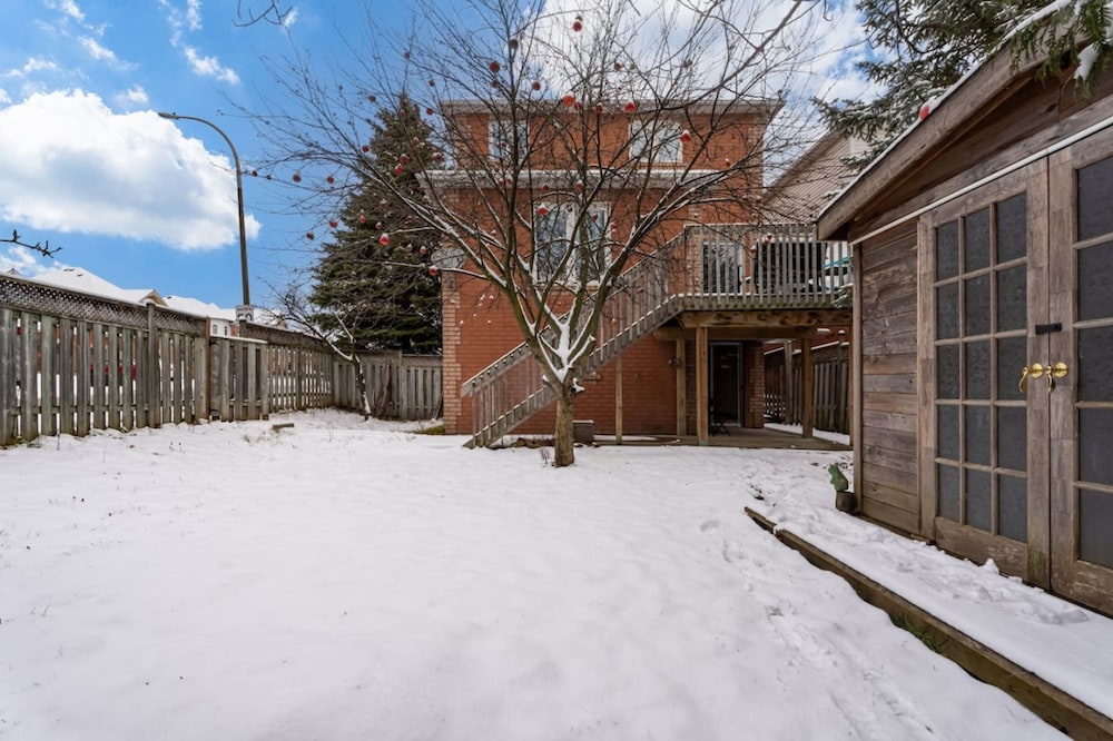 Comfortable Whitby 2 Bedroom Lower Suite