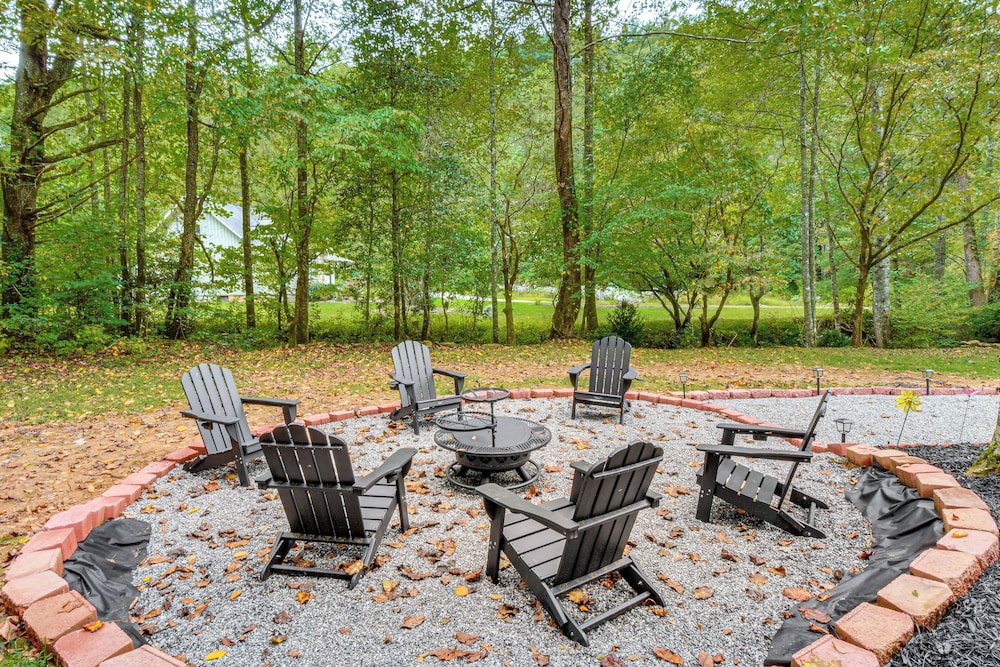 Creekside Cottage w/ Hot Tub: 8 Mi to Lake Chatuge