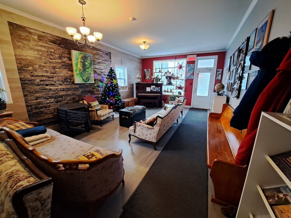 Levis Vacations - Auberge Jeunesse LouLou's Backpacker Hostel - Property Image 1
