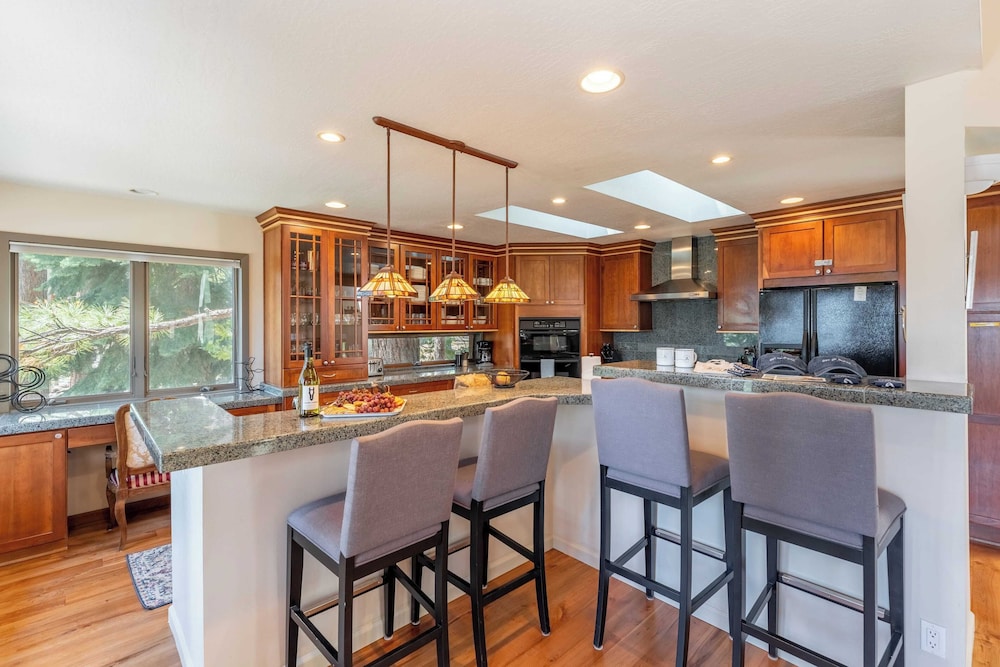 Crystal View by Avantstay Al Fresco Dining w/ View of Lake Tahoe + Crystal Bay