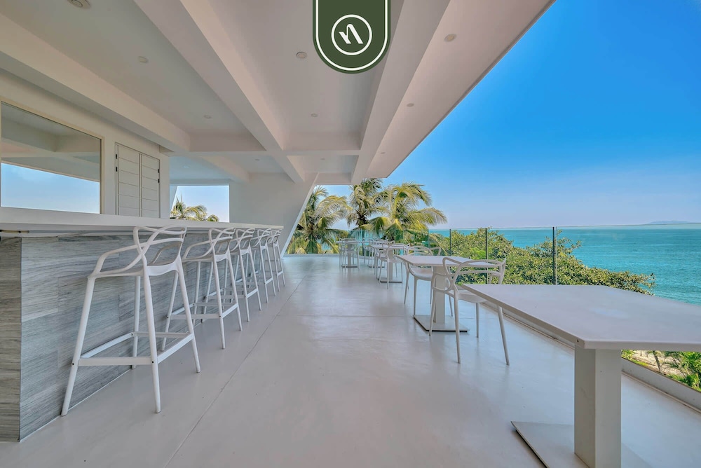 Oceanview Luxury Condo - Private Beach - Rooftpop