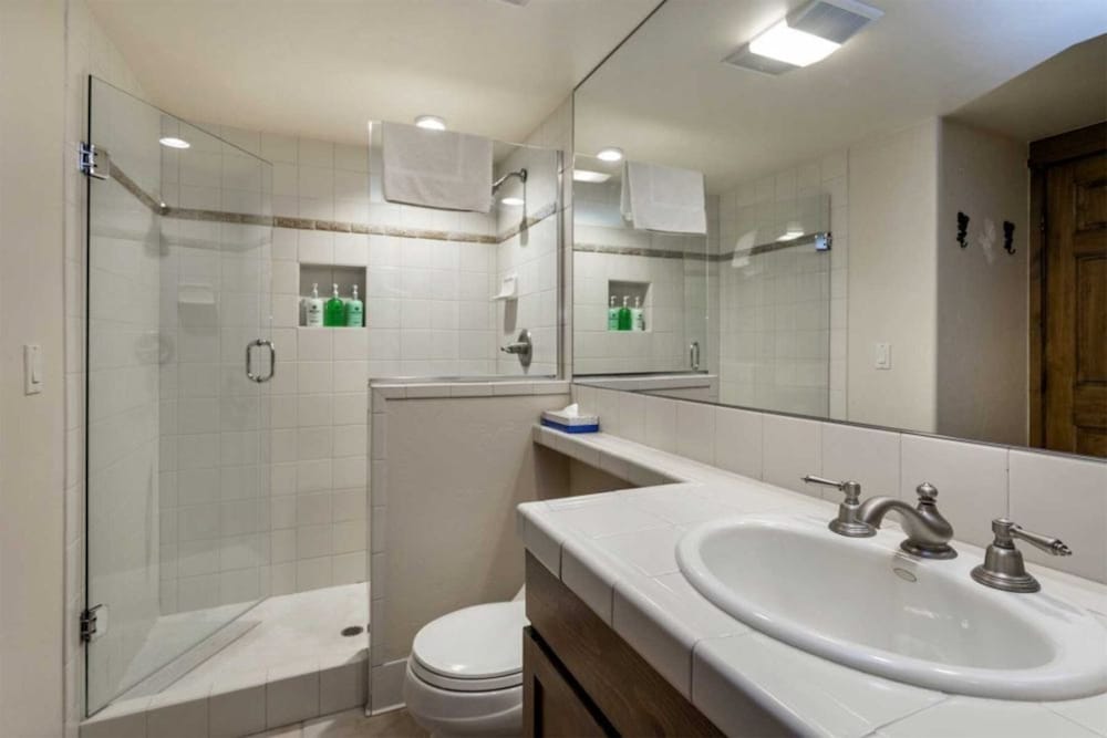 Convenient 2BR Condo in Lionshead Village w/ Pool, hot tub & More!