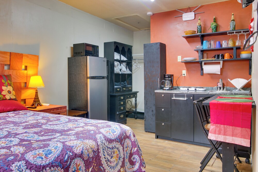 2 Mi to Shopping & Dining: Santa Rosa Studio