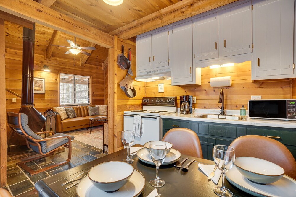 Sautee Nacoochee Mtn Paradise w/ Spacious Deck!