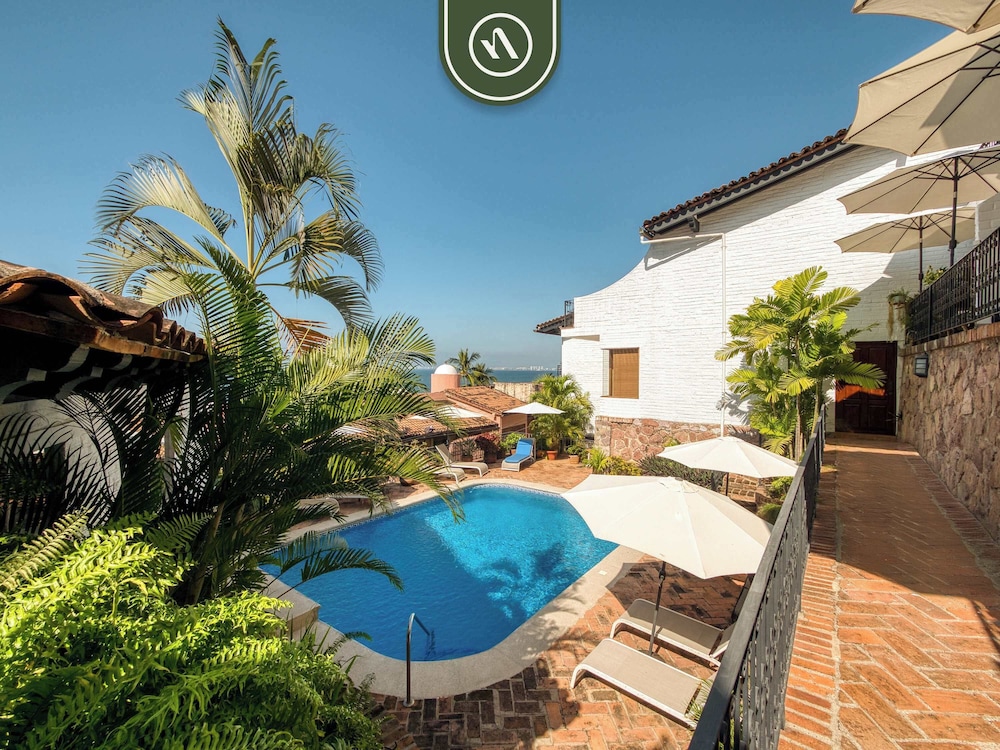 Oceanview 2 BR Unit- Steps Away From Beach - Pool