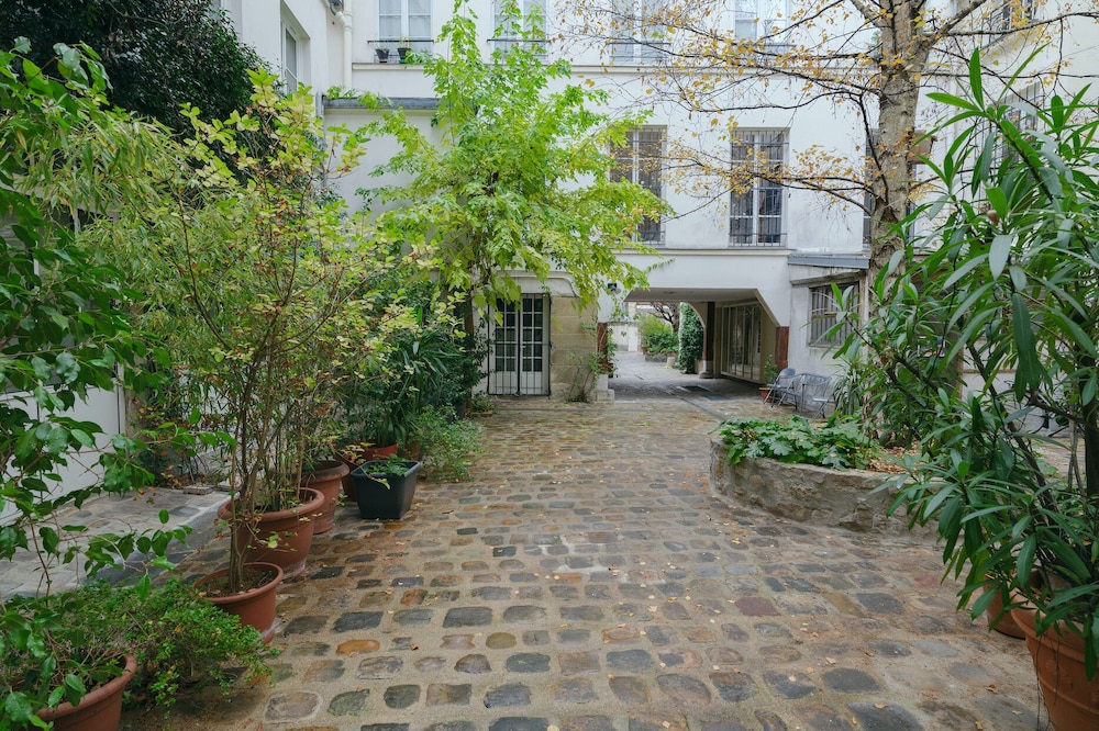 Paris Marais Bouquet Residence