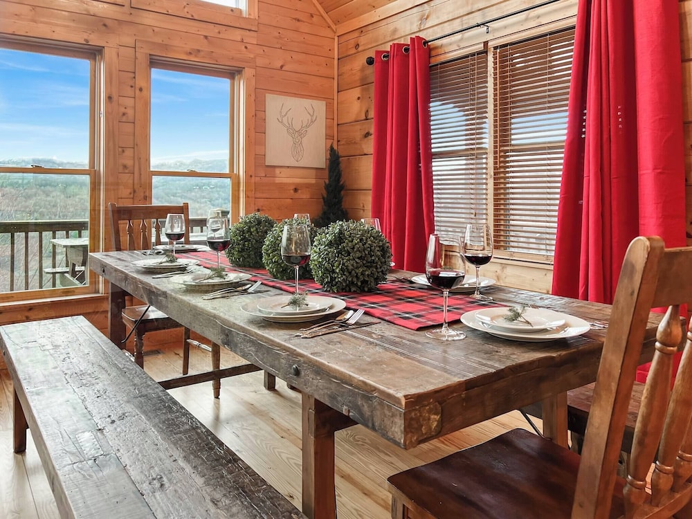 3 Kings 4 Bunks-sleeps 10-smart TV X6-parking out Front-full Kitchen-hot Tub