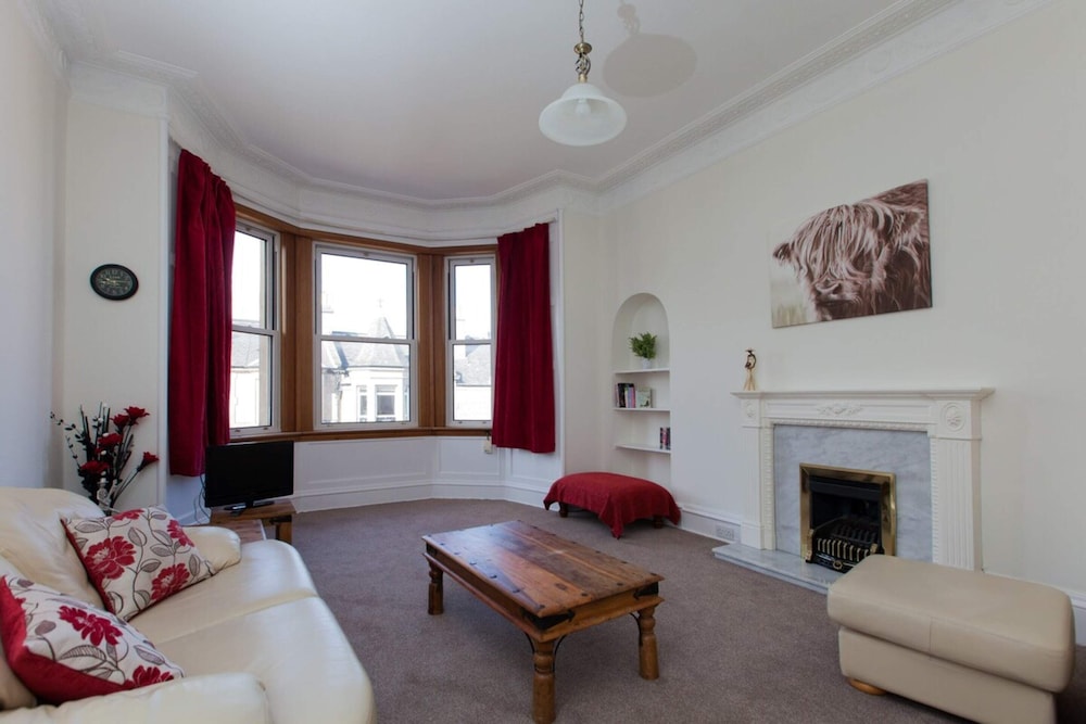 Spacious and Bright Polworth Flat