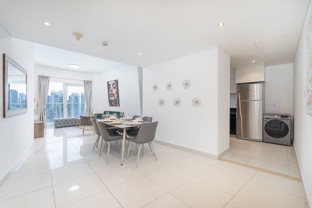 Marina Views and a 3 Bedroom Apartment in Dubai Marina