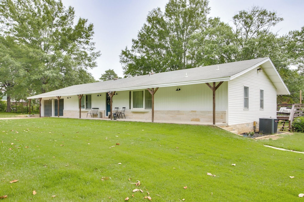 7 Mi to Tennessee River: Home w/ Patio in Florence