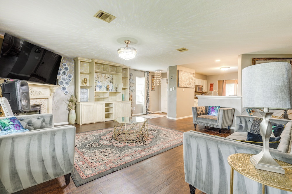 Covered Patio & Yard: Family Home in Katy