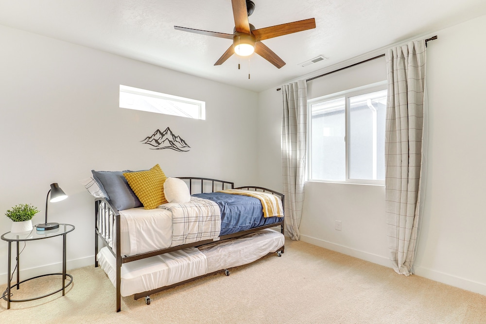 4 Mi to Zions Bank Stadium: Sleek Herriman Retreat