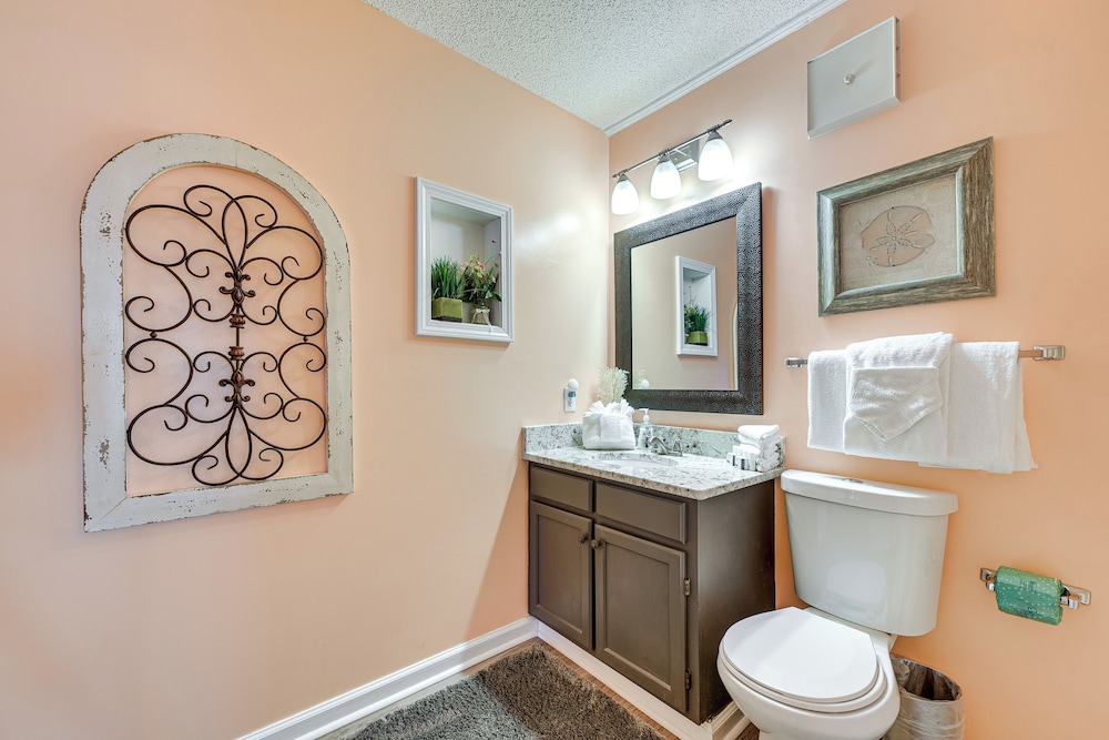 1 Mi to Coast: Myrtle Beach Condo w/ Balconies!