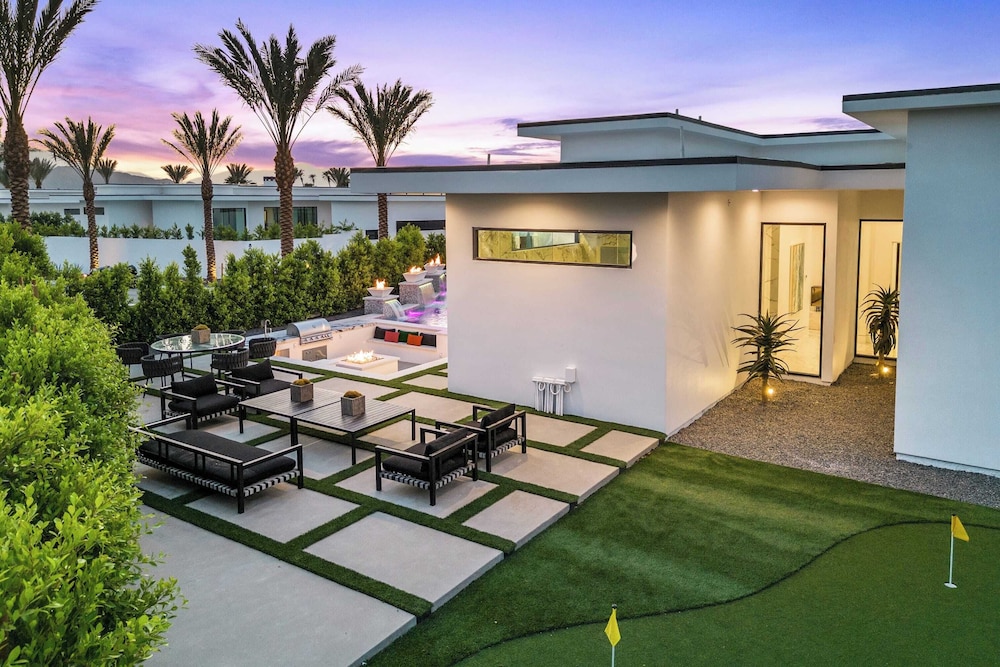 Sleeps 23 Pool, Hot Tub & Putting Green Minutes to Golf & Dining Bravo Villa #7 by Avantstay