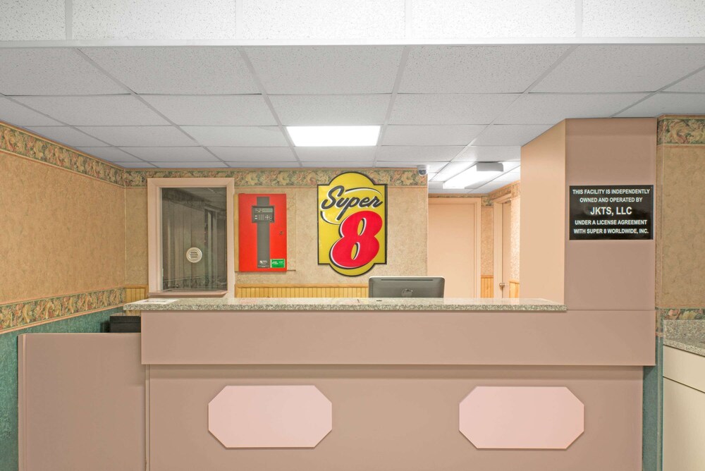 Super 8 by Wyndham Wapakoneta view 2