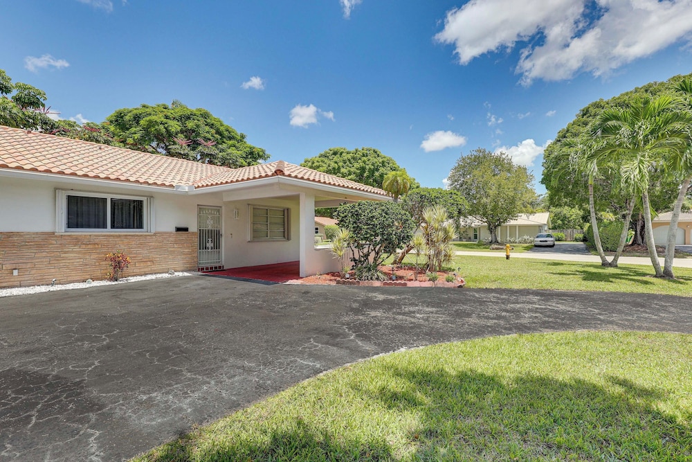 Walk to City Center: Modern Coral Springs Getaway