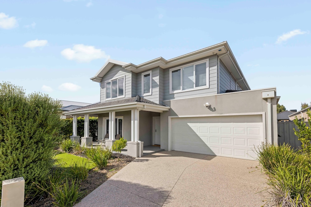 StayAU Contemporary 5BRM Families Home Point Cook