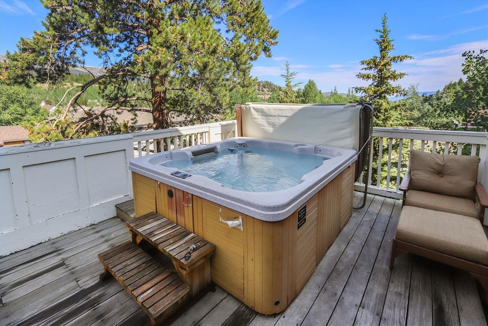 Ridge Street Lookout 4 Bedroom Home by RedAwning