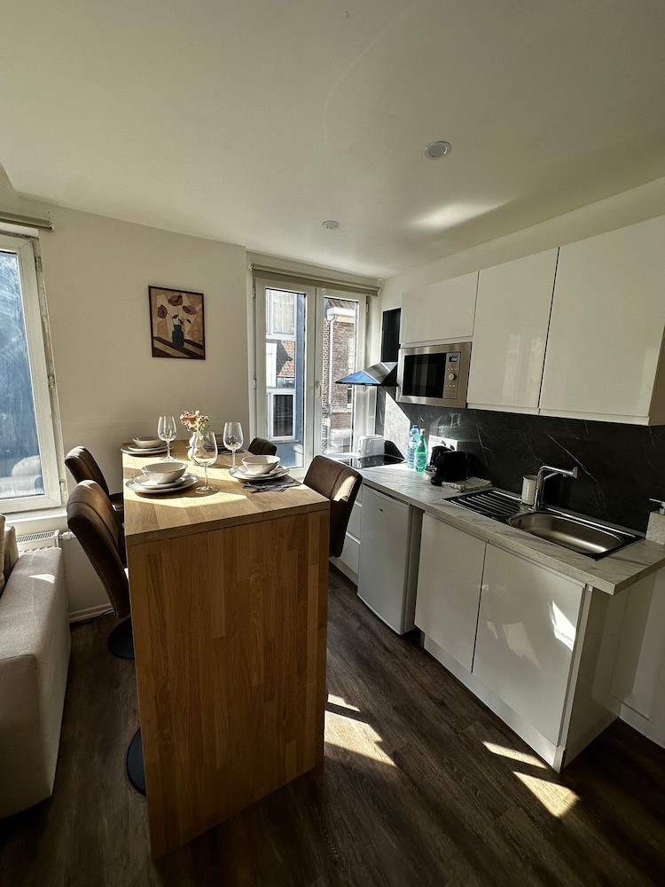 Modern 1BR plus LR Apt Near Gravensteen