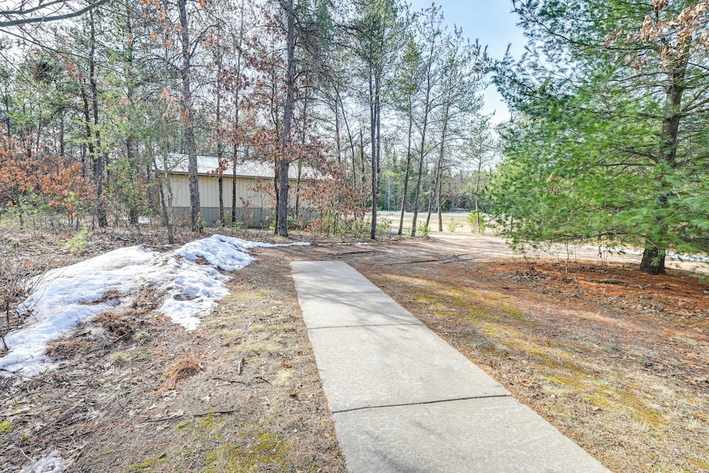 Fire Pit: Family-friendly Cabin in Gillett!