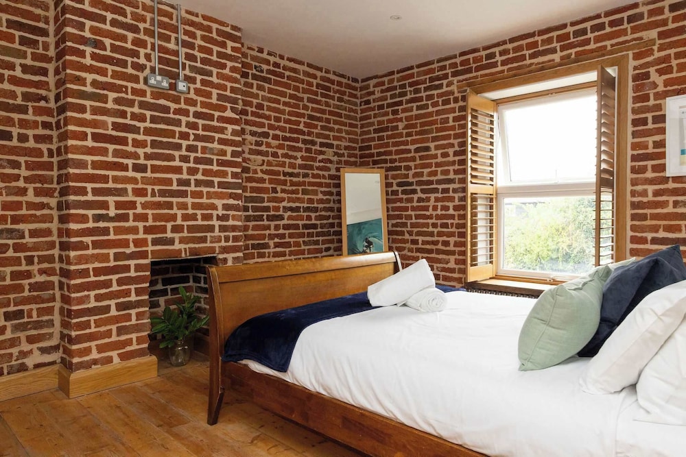 Spacious 4-bed Near City Sea