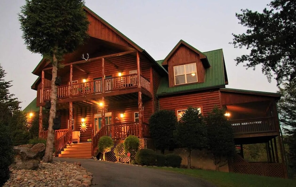 Smoky Mtn Log Cabin w Wet Bar Loft