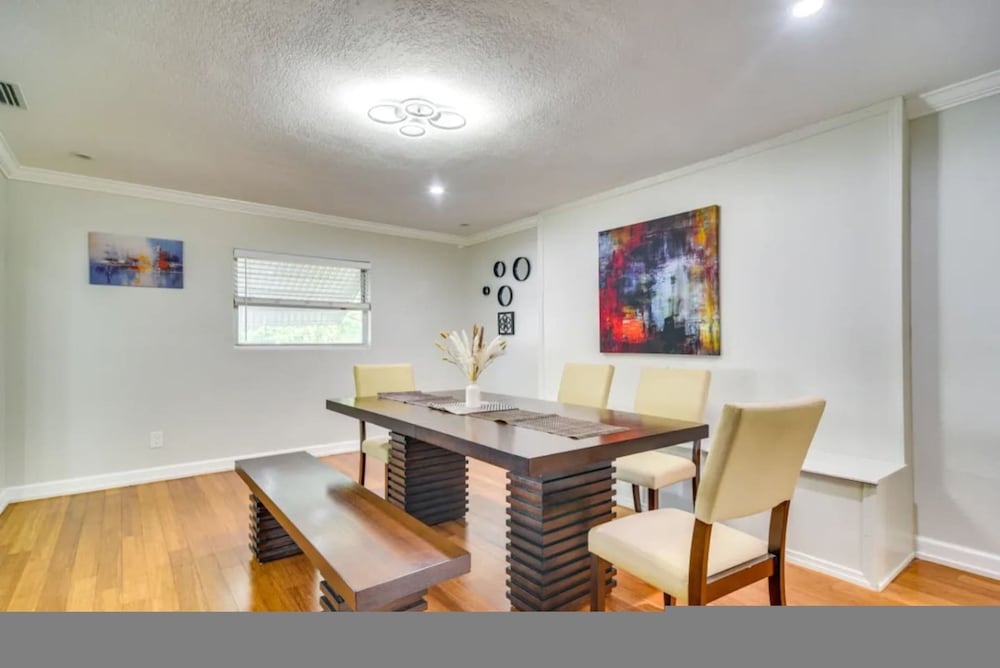 Home Close to Saint Pete Pier new Spacious
