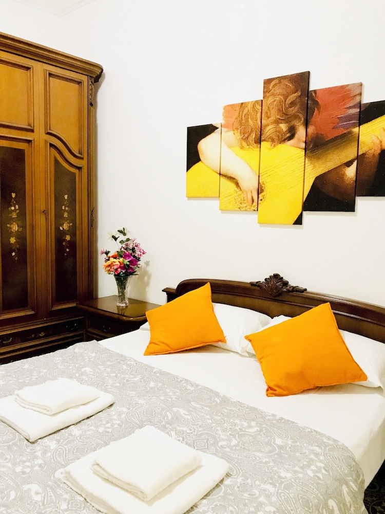 4 Bed-sleeps 8-central Rome-5 Min to Colosseum