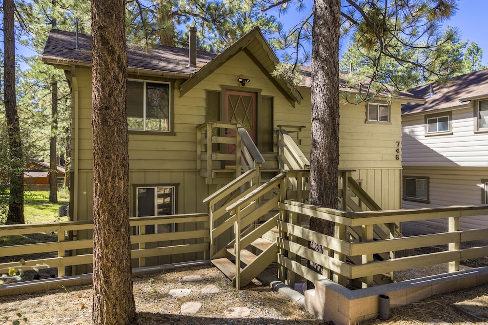1 Mi to Slopes: Big Bear Ski Haven w/ Hot Tub