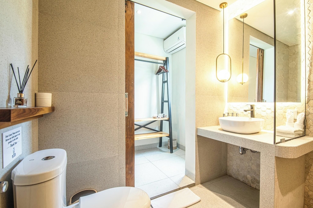 Chic 4-br Villa in Central Seminyak, Beach 5 Mins