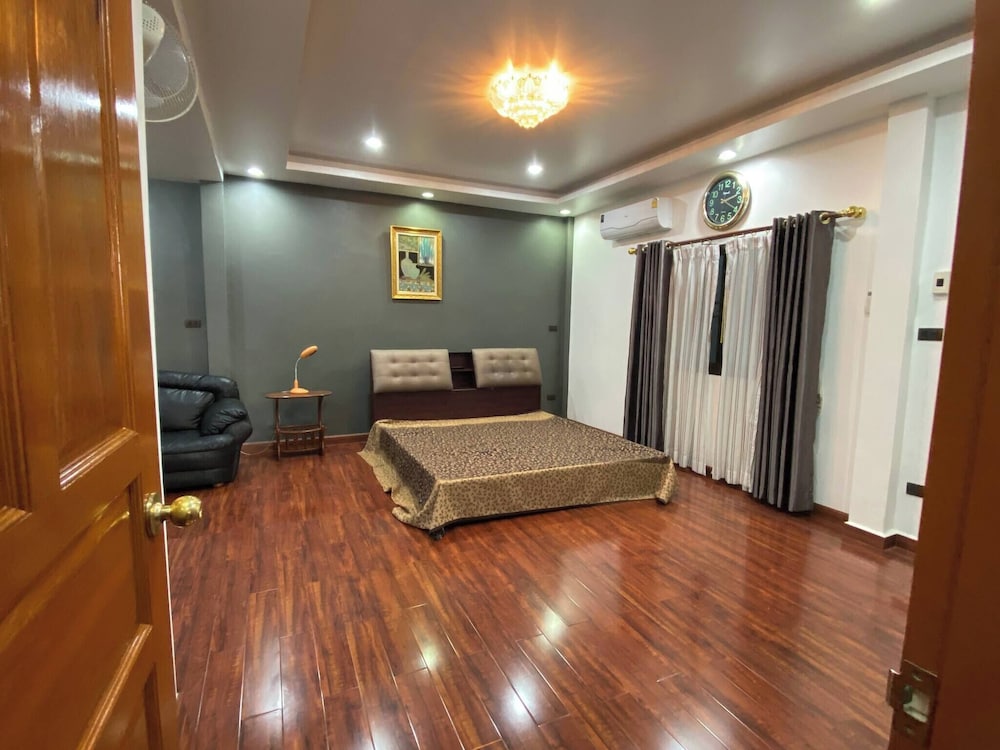 Beautiful 2 Story Newly Renovated Bungalow House