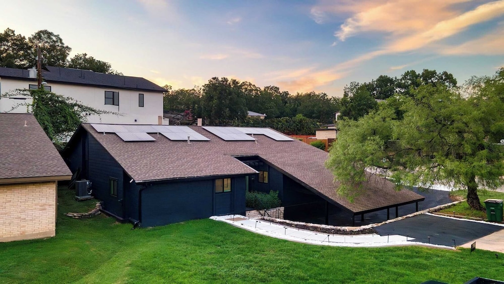 Modern Home w/ Shared Pool, Yard & Prime Location Fairlawn Lane B by Avantstay
