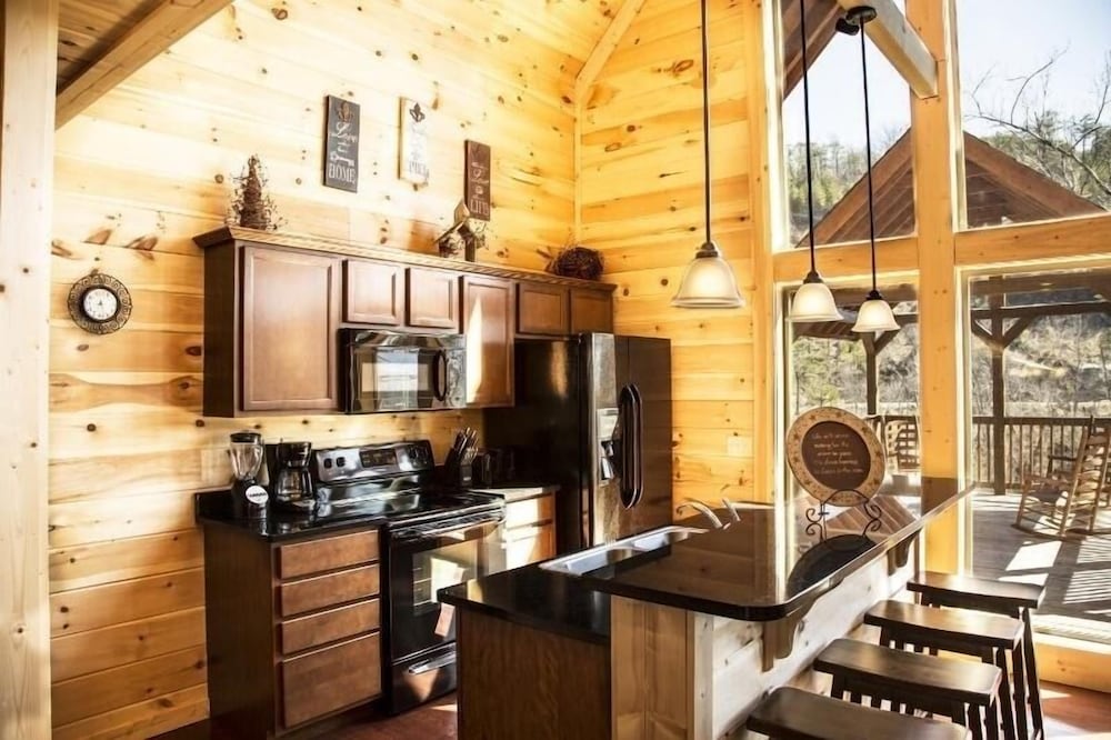 The Mallard - 3 Bedrooms, 3 Baths, Sleeps 8 Home by RedAwning