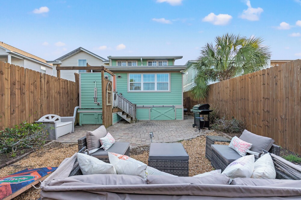 Just Beachy 3BR Dog-friendly Townhouse Near Beaches & Attractions!