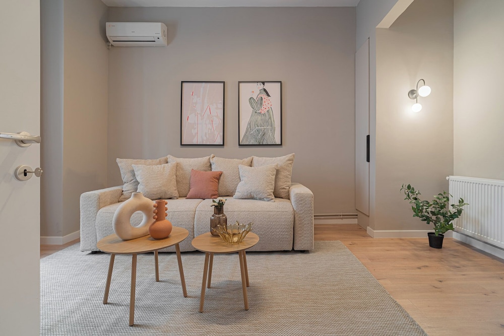 Loggia & Luxe 4BR Penthouse in Universitatii Area