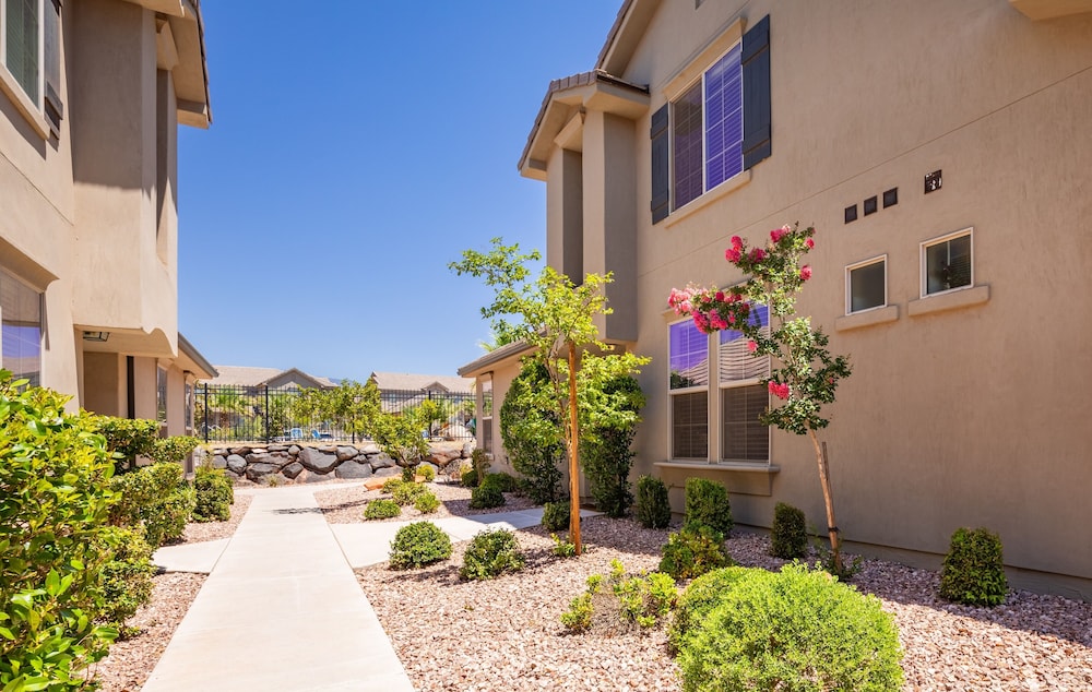 Hotel Poolside 3 Bedroom Apts by Redawning - Image 1