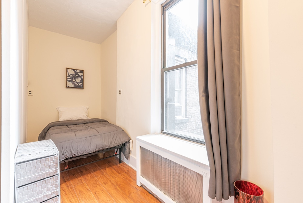 5 Bedroom 2 Bath Full Floor Midtown