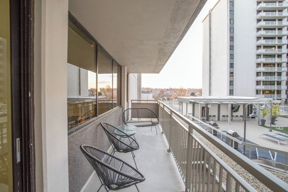Modern Apt Near Airport & Metro