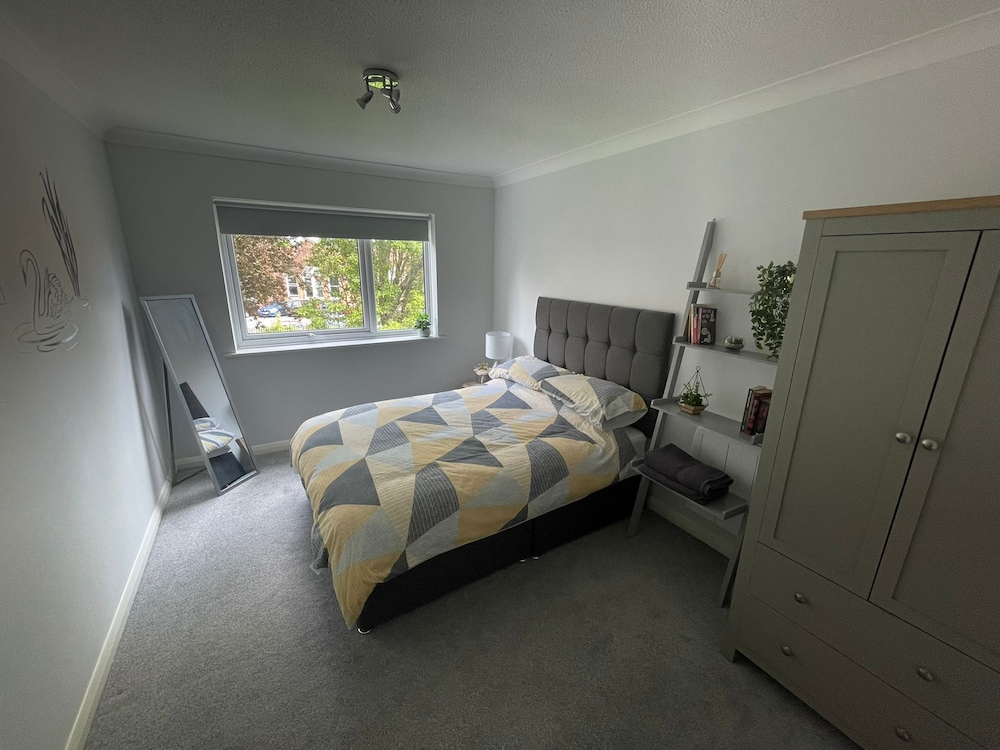 360 Serviced Accommodations - Canal Side Retreat - 2 Bedroom Apartment view 4