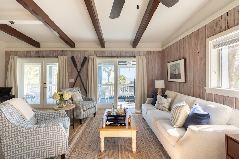 Sandpiper by Avantstay Gorgeous Beachside Home w Spacious Yard Chic Design