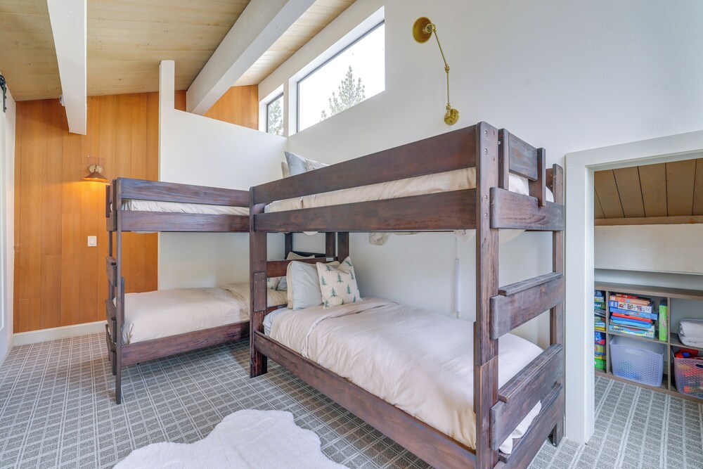 8 Mi to Northstar Slopes: Tahoe Gem w/ Fireplace