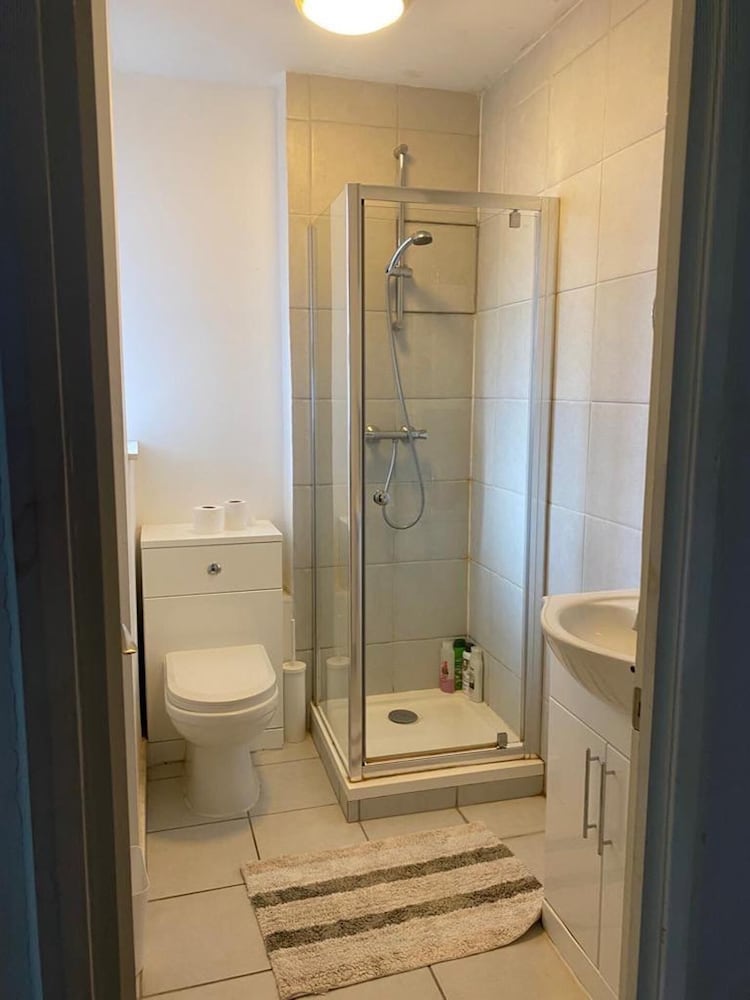 4 Bed Flat - Sleeps 10 - Pets - Parking