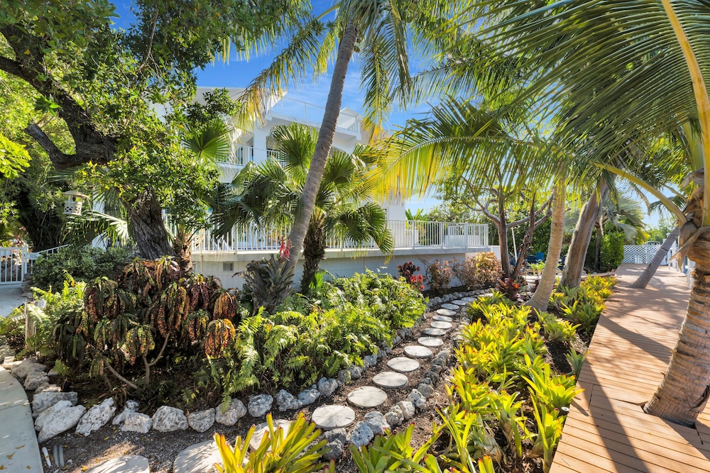 New Listing! Reel Joy Waterfront Luxe With Pool And Private Dock 4 Bedroom Home