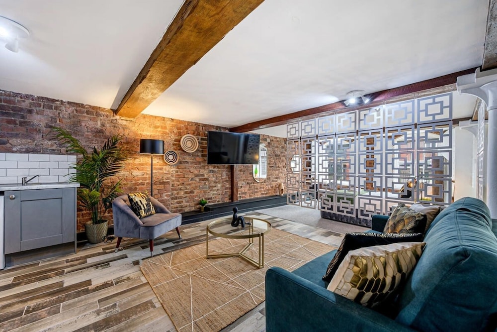 Host Apartments Mathew St Studio view 5