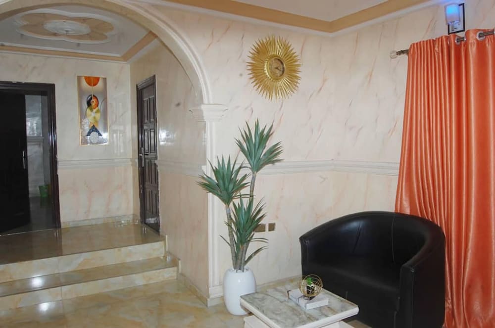 6 Bedroom Serviced Apartments In House in Benin