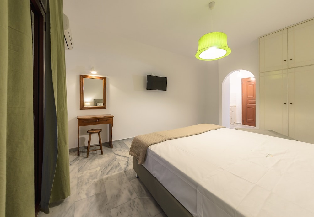 Kiki Studios & Apartments