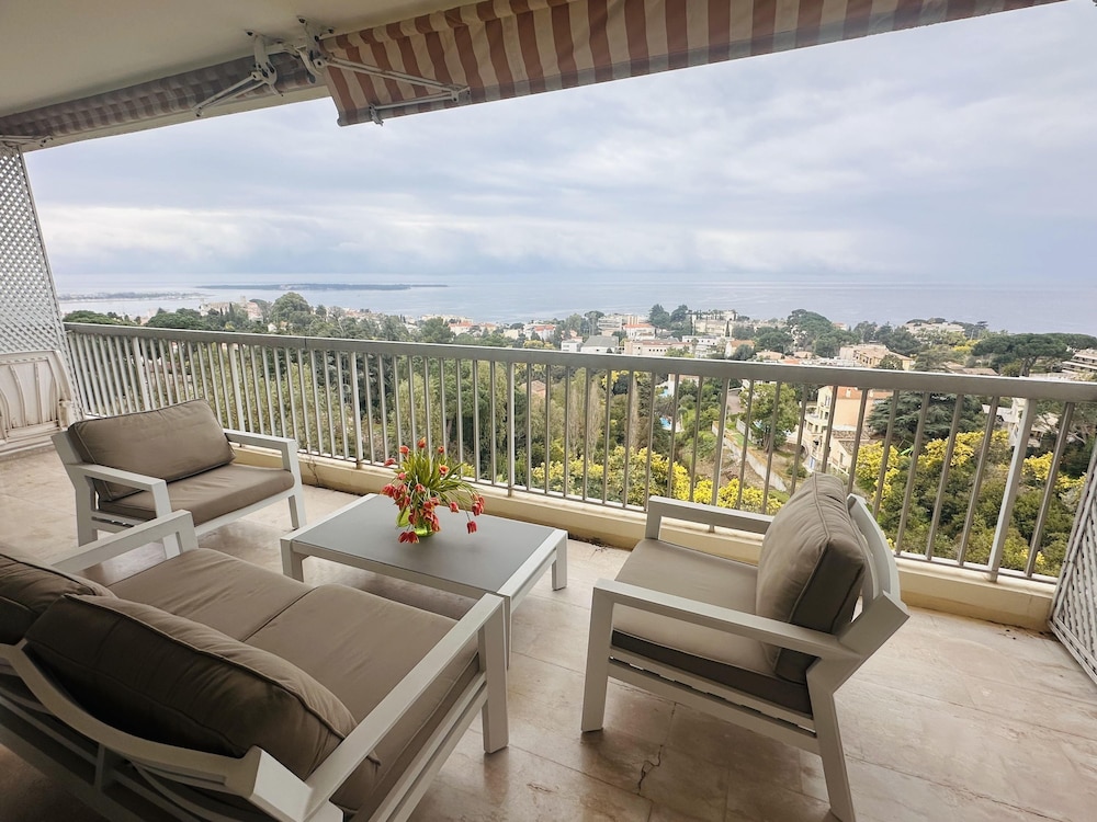 Large Light and Modern 2 Bedroomed Apartment in Cannes With Sea Views Pool and Lovely Terrace - 1503