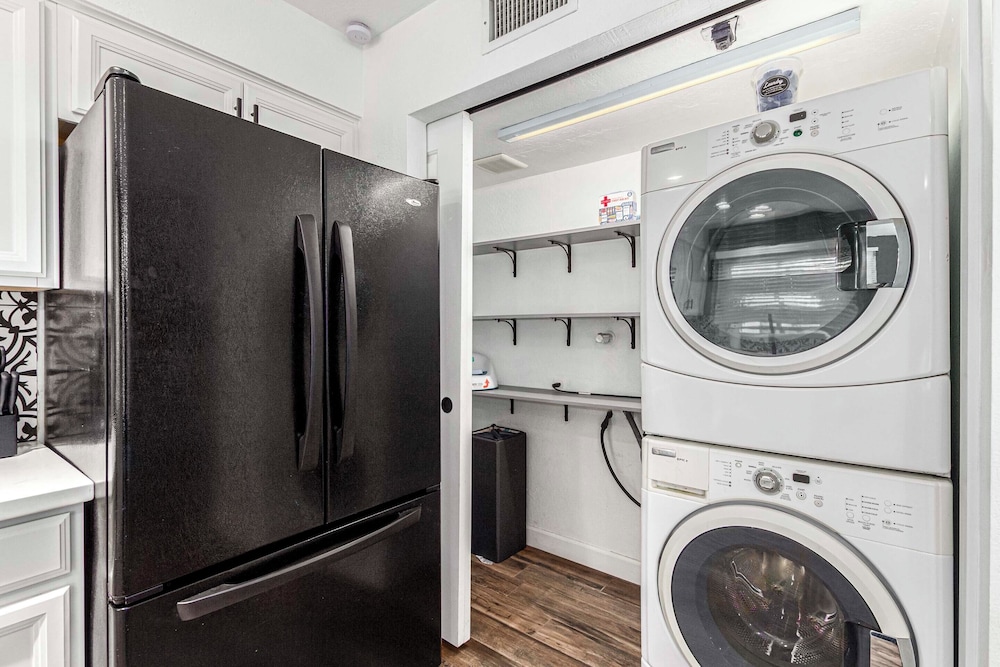Walk to Old Town & Giants Stadium! Unit w/ Pool