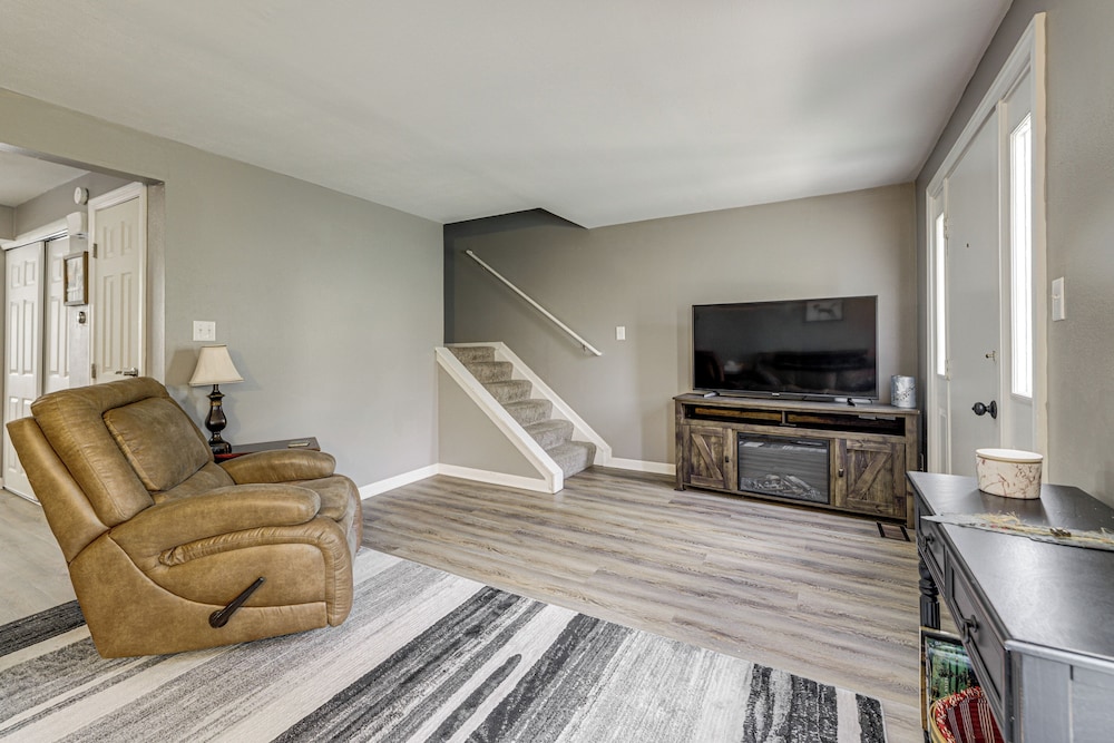 Townhome 10 Mi to Wpafb & Dayton!