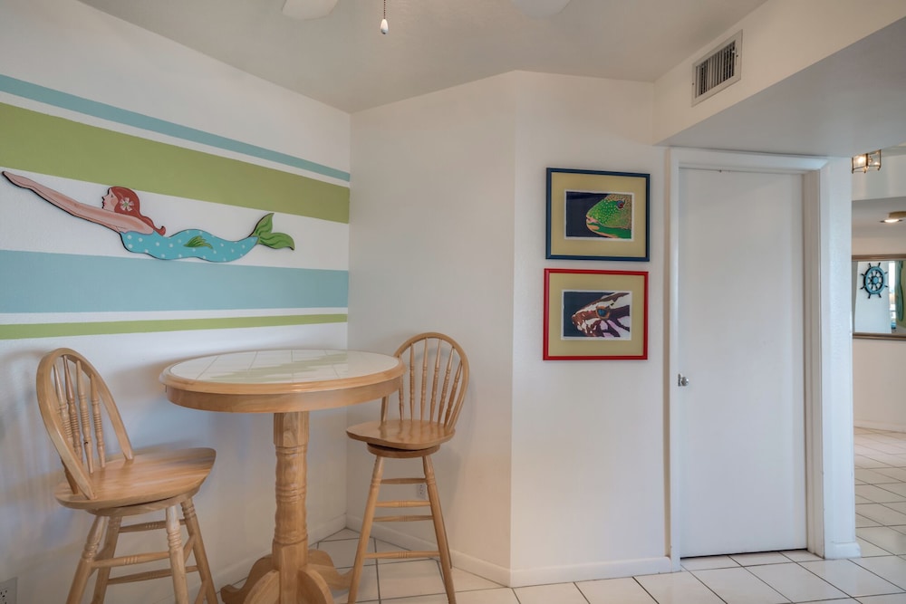 Bahia Vista 17-881 by Distinctive Beach Rentals